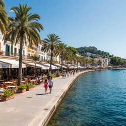 Солнечные лучи и морской бриз в полдень у моря