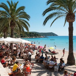 Пляжные ритмы музыка волн и тени на песке