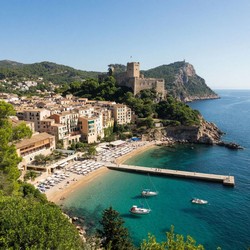 Город у моря через призму его улочек и волнорезов