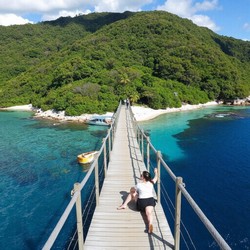 Сила и красота города у моря в сочетании природы и архитектуры