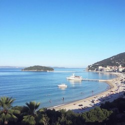 Люди и природа на берегу моря песок и взаимодействие