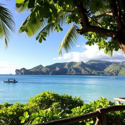 Маршрут на закате с морем прибоем и чайками